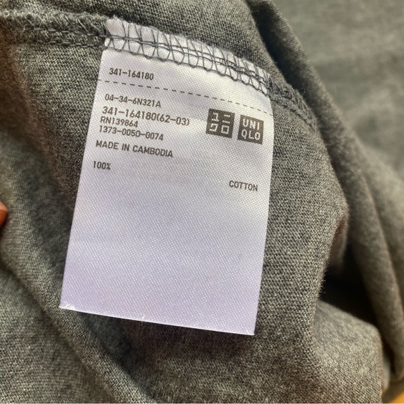 Men’s Uniqlo Gray Short Sleeve Tee - Picture 4 of 4